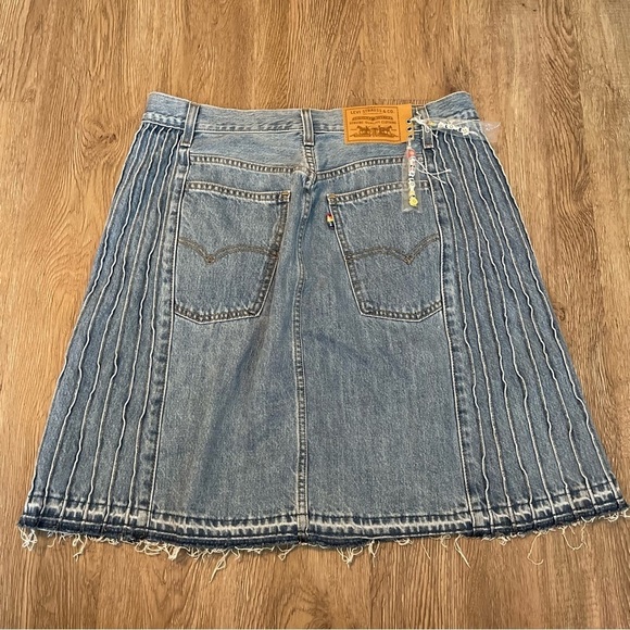 NWT LEVI'S PRIDE SKIRT Denim Front Slit Knee Length Y2K Vibes Women's Size Large - Picture 4 of 14